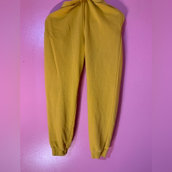 Super cute and cheap yellow sweatpants, extremely comfortable for your kid - Picture 3 of 6